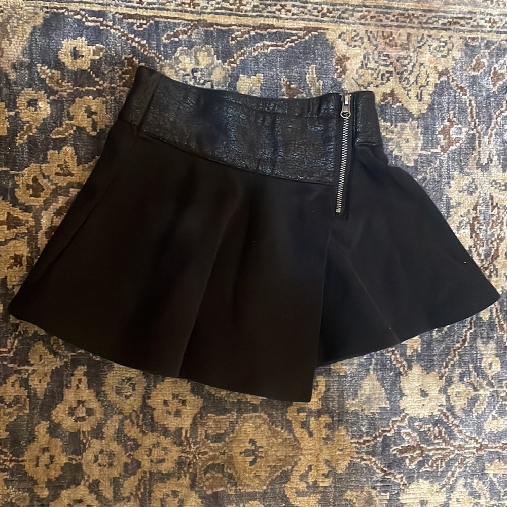 Lot of 3 little girls skirts. - Picture 6 of 7